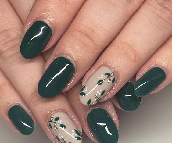 عکس ناخن سبز تیره