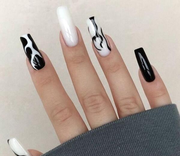 عکس ناخن سیاه سفید