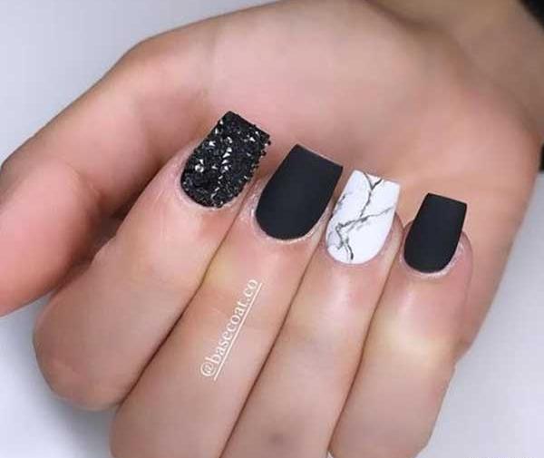 عکس ناخن سیاه و سفید ساده