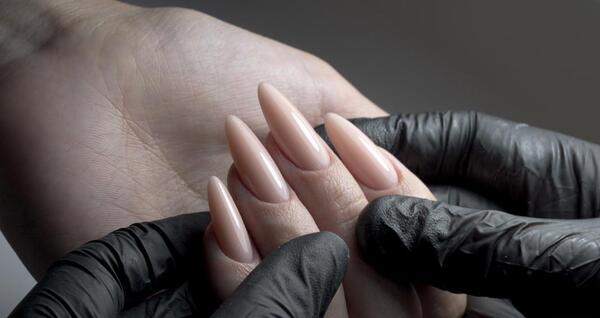 عکس ناخن شکسته دختر
