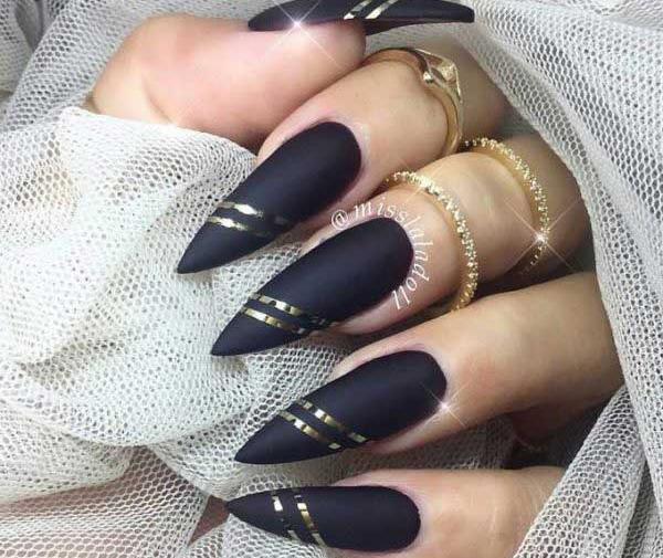 عکس کاشت ناخن طلایی مشکی