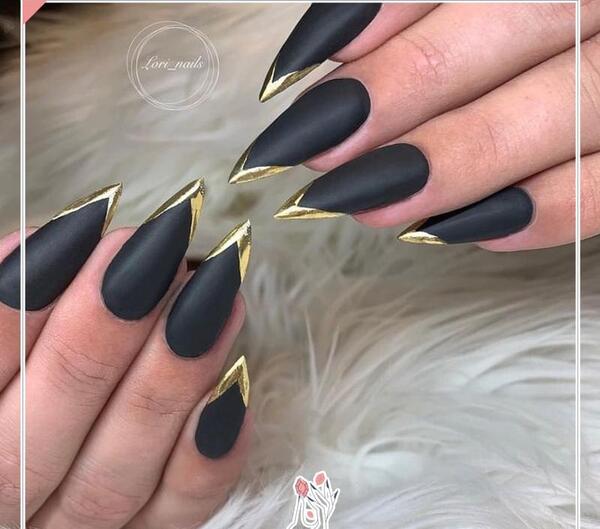 عکس ناخن فرنچ مشکی طلایی