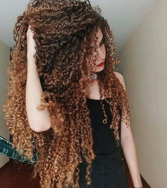 عکس پروفایل دختر مو فرفری مشکی