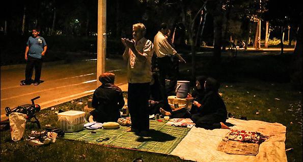 عکس توی پارک شب