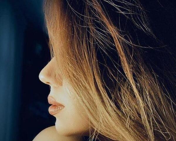 عکس مرد نیم رخ با کلاه