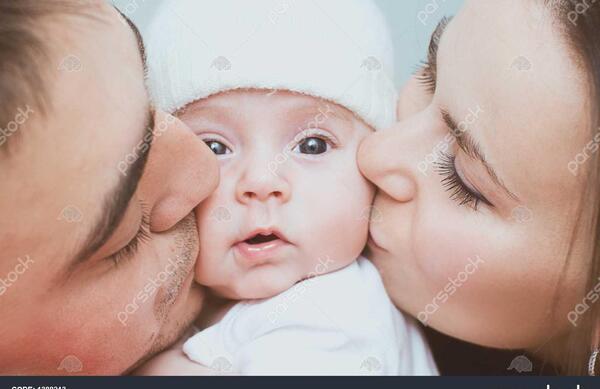 عکس مادر پدر با نوزاد