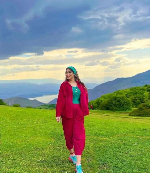ژست عکس در طبیعت تابستان