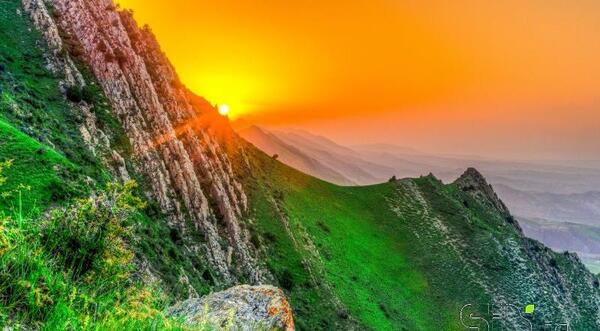 عکس غروب خورشید در کوهستان