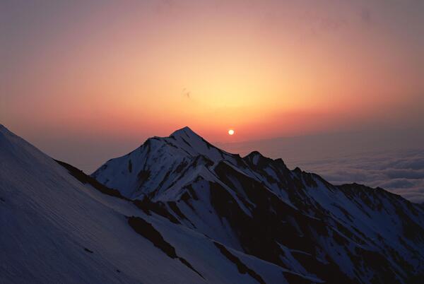 عکس غروب خورشید در کوهستان