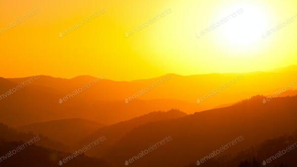 عکس غروب خورشید در کوهستان