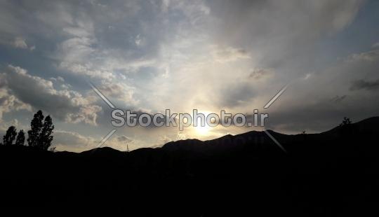 عکس غروب خورشید در کوهستان