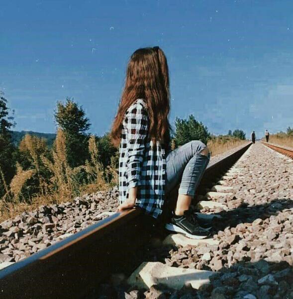 عکس دختر از پشت غمگین