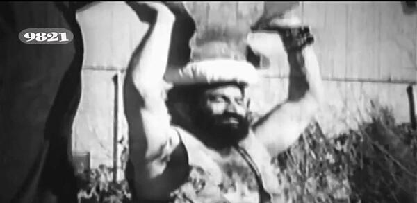 عکس خلیل عقاب که فیل بلند کرده