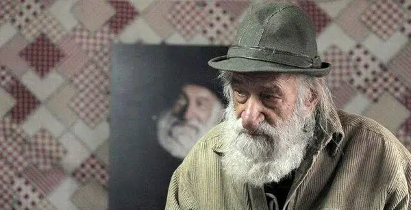 عکس خلیل عقاب که فیل را بلند کرده