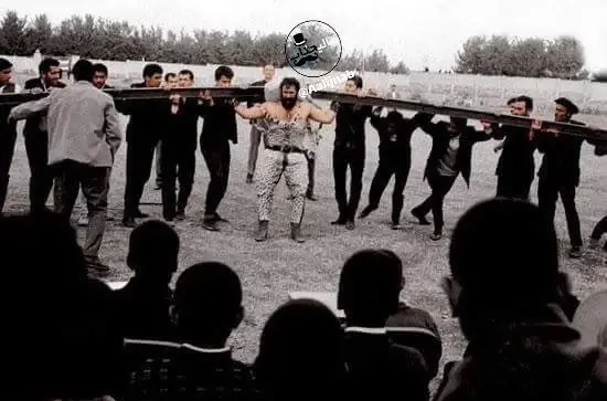 عکس خلیل عقاب که فیل را بلند کرده