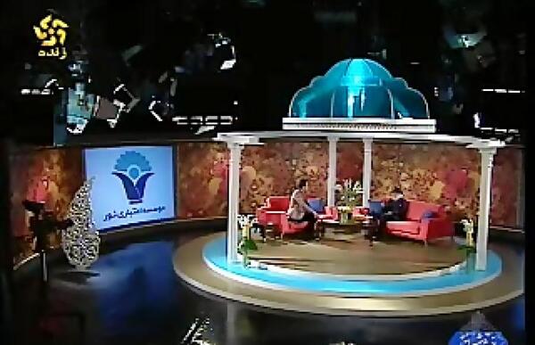 عکس خلیل عقاب که فیل را بلند کرده