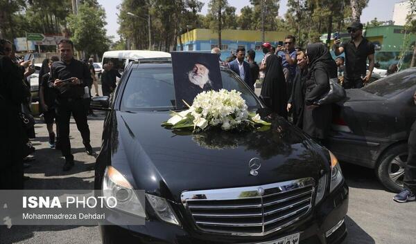 عکس خلیل عقاب که فیل را بلند کرده