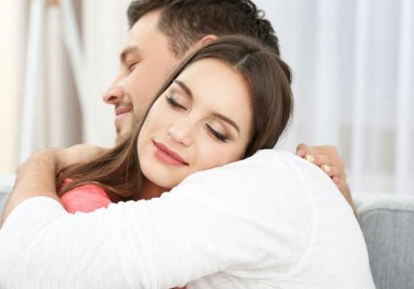 عکس عاشقانه زن و شوهر در آغوش هم