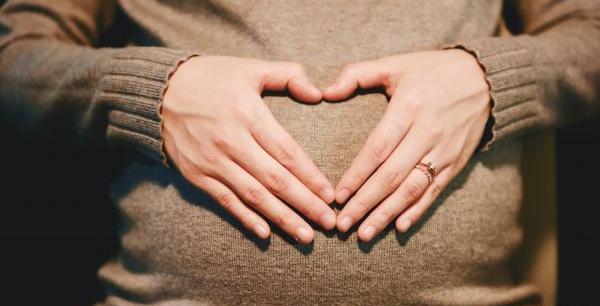 عکس عاشقانه زن و شوهر بارداری