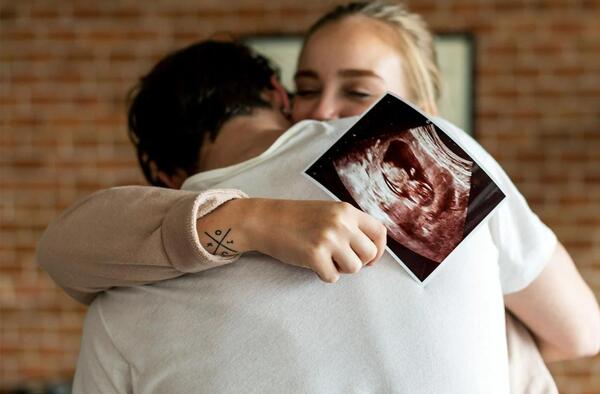 عکس عاشقانه زن و شوهر بارداری