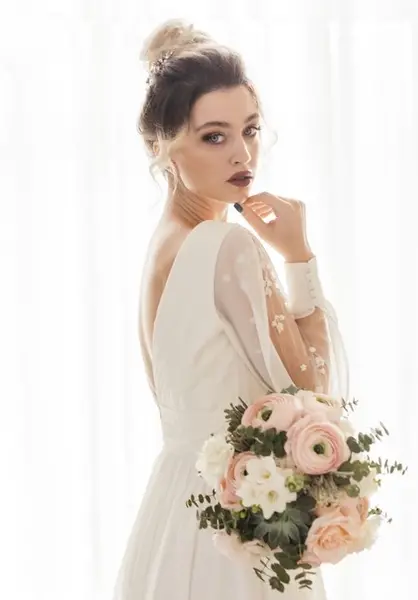 عکس عروس تنها در باغ