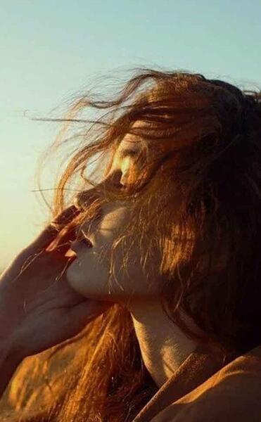 عکس پس زمینه دختر قوی