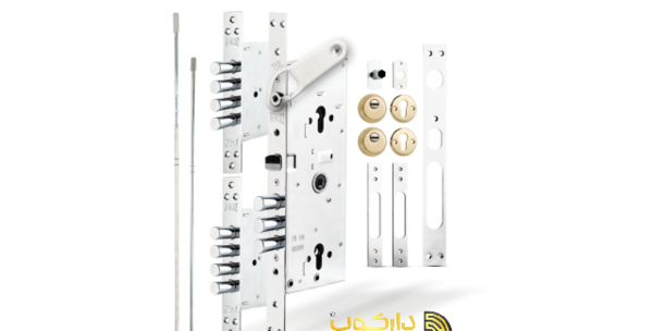 سوئیچی عکس داخل قفل درب چوبی قدیمی
