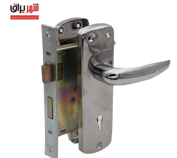 سوئیچی عکس داخل قفل درب چوبی قدیمی