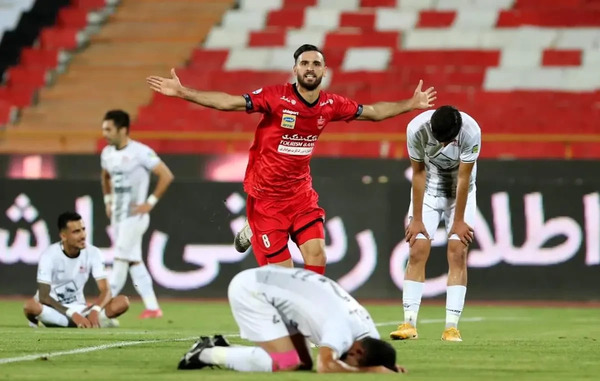 عکس فوتبال پرسپولیس و تراکتور