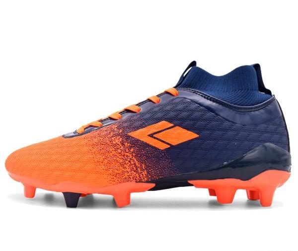 عکس کفش فوتبال زمین چمن