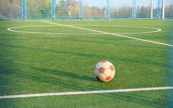 عکس توپ فوتبال در زمین چمن
