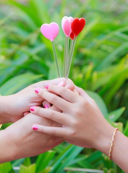 عکس عاشقانه دست دختر روی قلب پسر