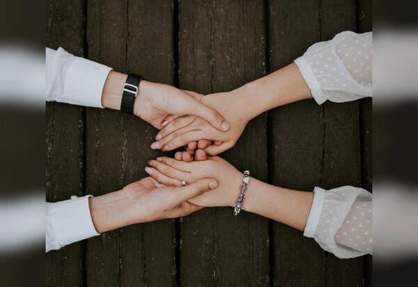 عکس های عاشقانه دست روی قلب