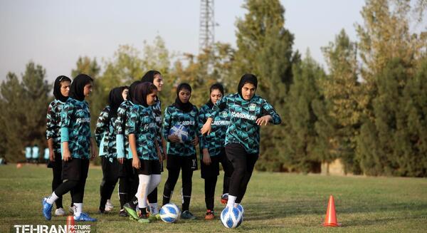 عکس کلاس فوتبال دخترانه