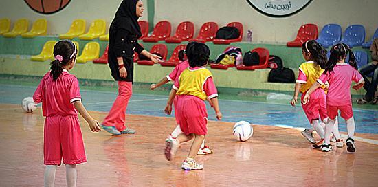 عکس کلاس فوتبال دخترانه