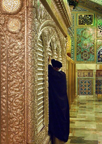 عکس گریه در حرم امام حسین