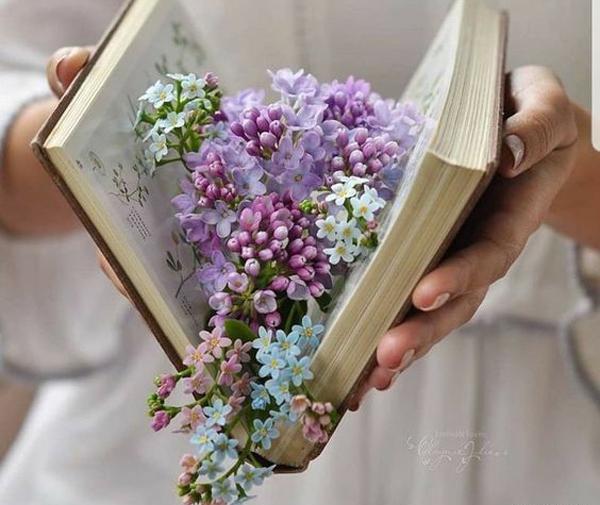 عکس کتاب با گل برای پروفایل