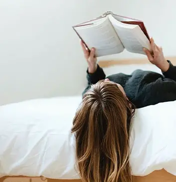 عکس دخترانه در حال کتاب خواندن