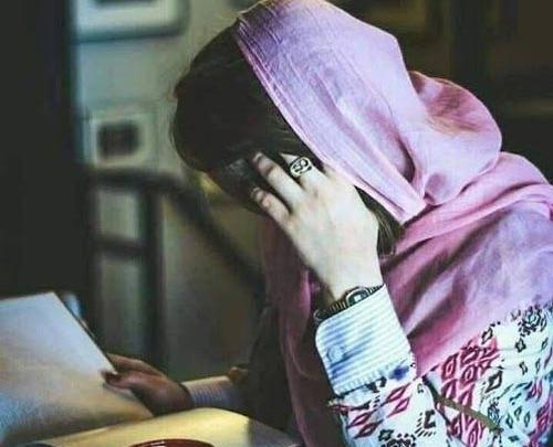 عکس دخترانه در حال کتاب خواندن