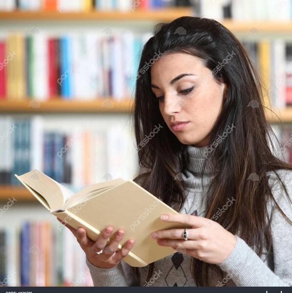 عکس دخترانه در حال کتاب خواندن
