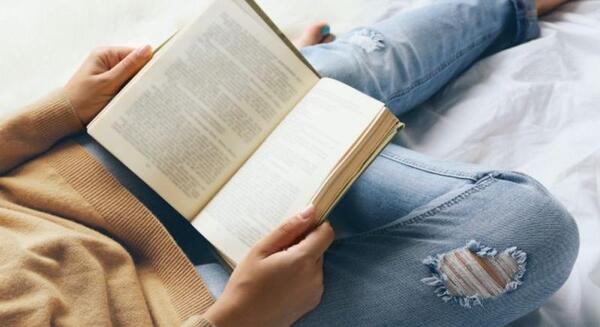 عکس دخترانه در حال کتاب خواندن