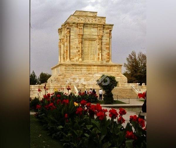عکس مقبره کوروش کبیر برای تصویر زمینه