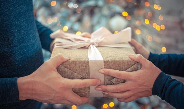 عکس کارتونی هدیه دادن