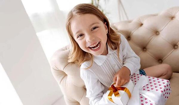 عکس کارتونی هدیه دادن