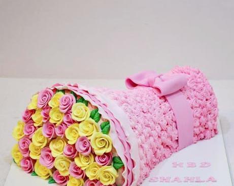 عکس کیک تولد با دسته گل