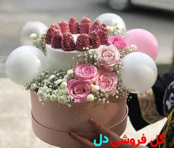 عکس کیک تولد همراه با کادو