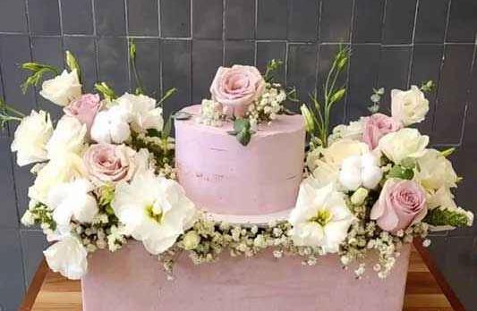 عکس کیک تولد با تزیین گل طبیعی