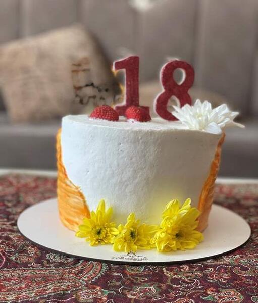 عکس کیک تولد با شمع ۱۸ سالگی