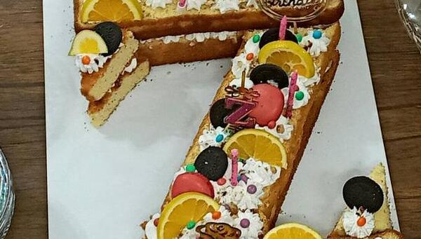 عکس کیک تولد با شمع ۱۸ سالگی
