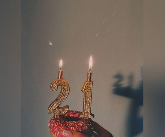 عکس با کیک تولد بدون چهره